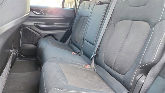 2023 Jeep Grand Cherokee Laredo 4x2