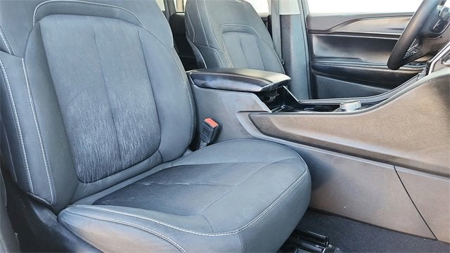 2023 Jeep Grand Cherokee Laredo 4x2