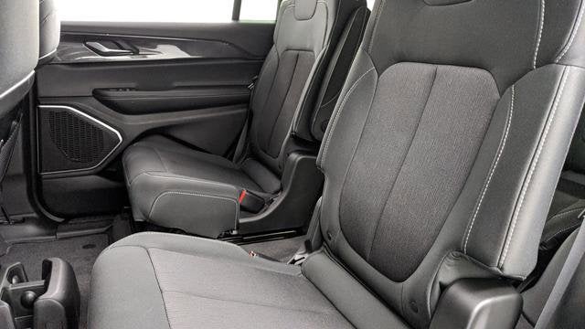 2024 Jeep Grand Cherokee L Laredo 4x2