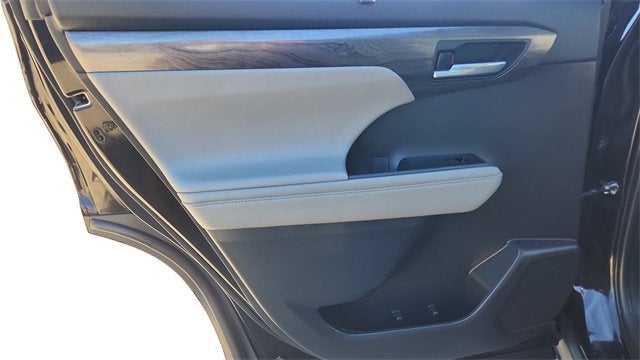 2022 Toyota Highlander Hybrid Platinum