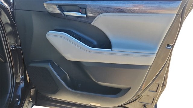 2022 Toyota Highlander Hybrid Platinum