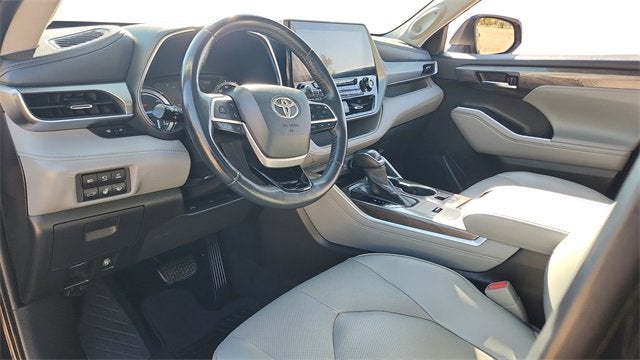 2022 Toyota Highlander Hybrid Platinum