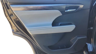 2022 Toyota Highlander Hybrid Platinum