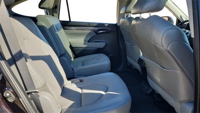 2022 Toyota Highlander Hybrid Platinum