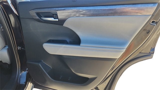 2022 Toyota Highlander Hybrid Platinum