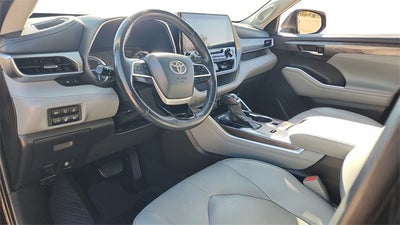 2022 Toyota Highlander Hybrid Platinum