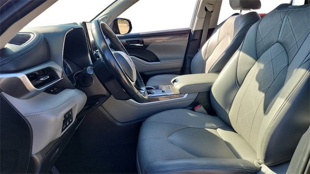 2022 Toyota Highlander Hybrid Platinum