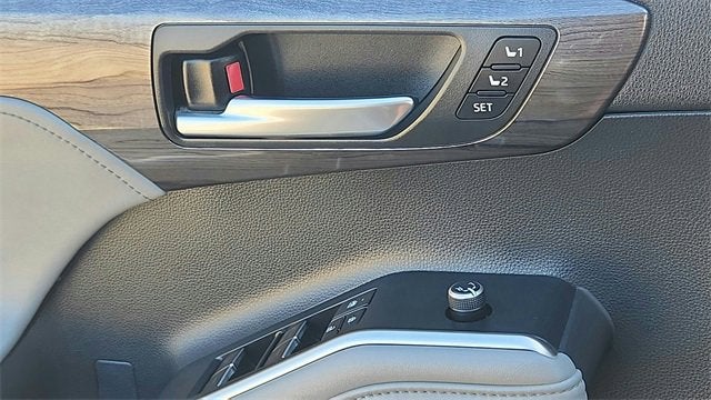 2022 Toyota Highlander Hybrid Platinum