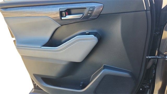 2022 Toyota Highlander Hybrid Platinum