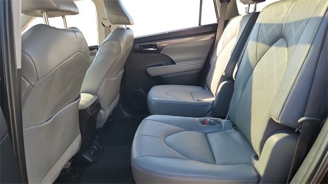 2022 Toyota Highlander Hybrid Platinum