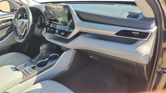 2022 Toyota Highlander Hybrid Platinum