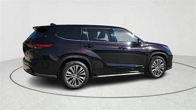 2022 Toyota Highlander Hybrid Platinum